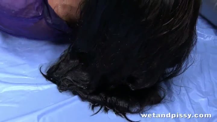 Toying her asshole for anal in paddling pool full of her own piss