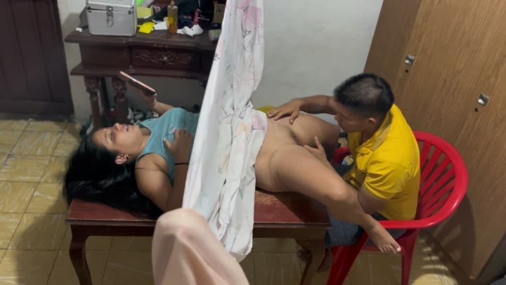 Hijastra se deja revisar la vagina