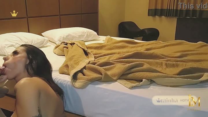 Olha o negão me fodendo corno, olgha esse pau!_ - Casada safada leva amante negao bbc para o motel f