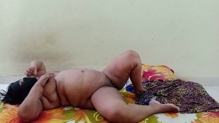 Curvy MILF pussy licked